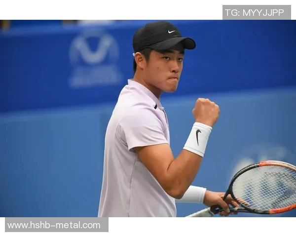 足球巨星穿着专属球衣炫技挑战，赛场内外尽显王者风范