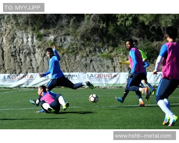 足球球星与化妆师的职业特点与人生轨迹差异解析